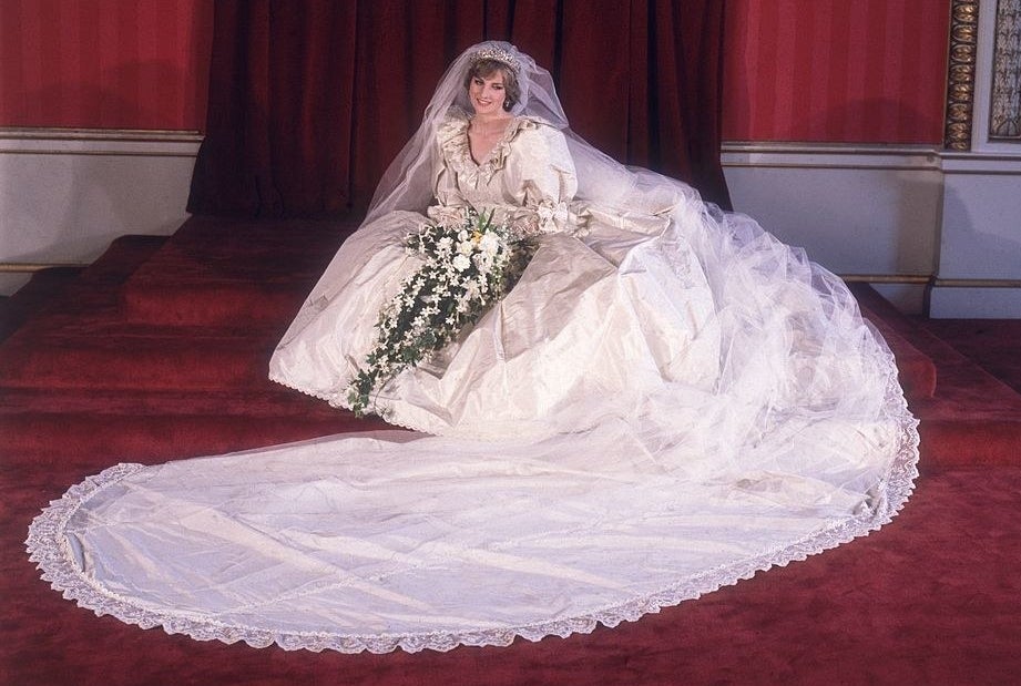 Princess Diana posing in her wedding gown