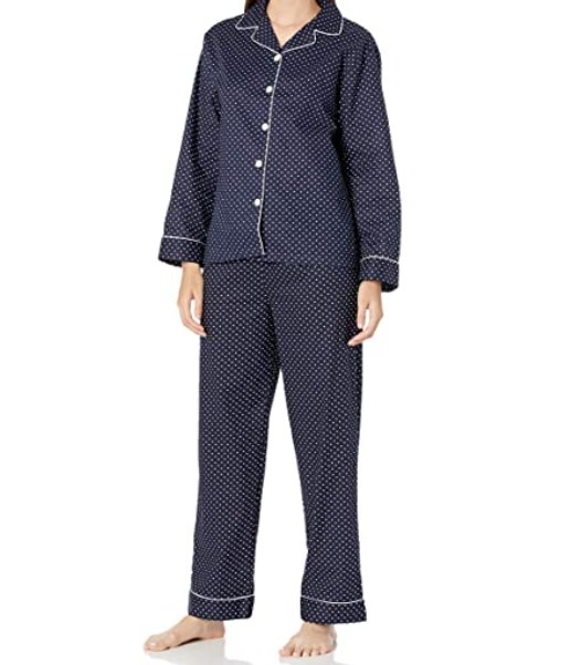 Foto de persona utilizando conjunto de pijama en color azul con puntos