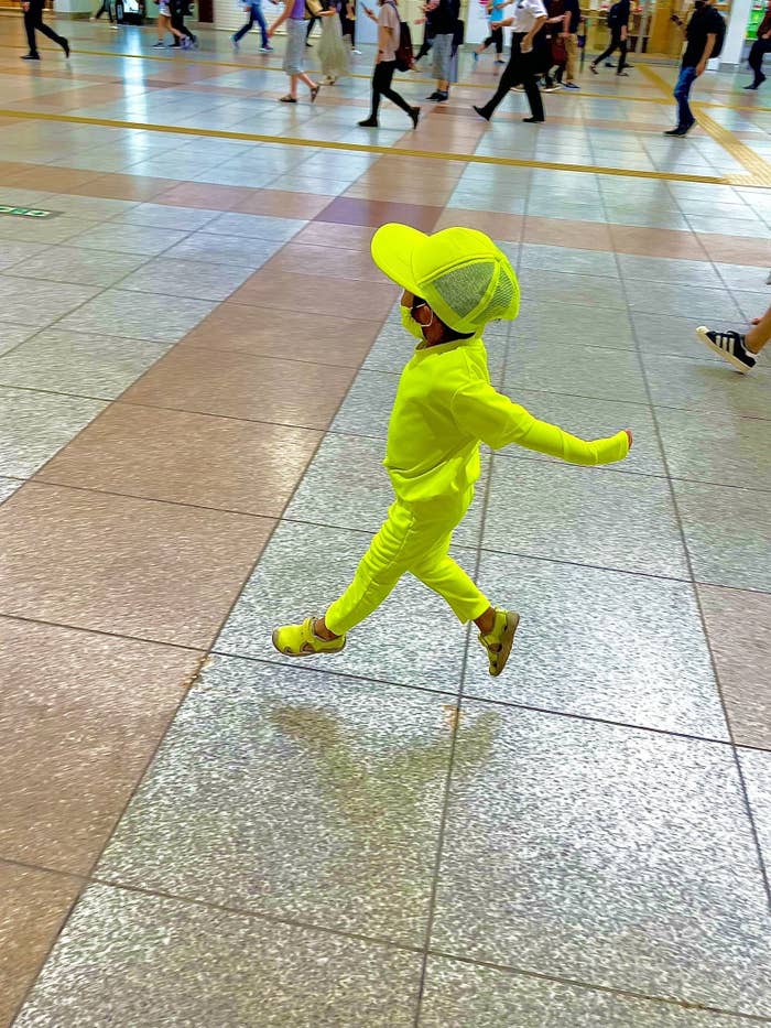 全身蛍光イエロー 息子さんの個性を考えた家族の工夫が最高に賢かった 全身蛍光イエロー 息子さんの個性を考えた家族の工夫が最高に賢かった