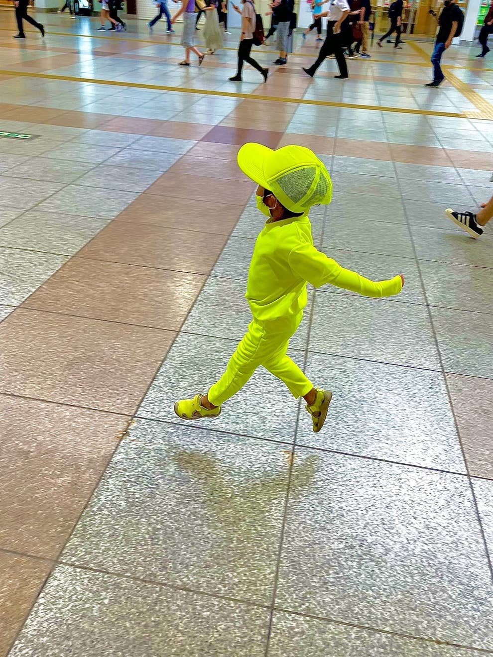 全身蛍光イエロー 息子さんの個性を考えた家族の工夫が最高に賢かった 全身蛍光イエロー 息子さんの個性を考えた家族の工夫が最高に賢かった