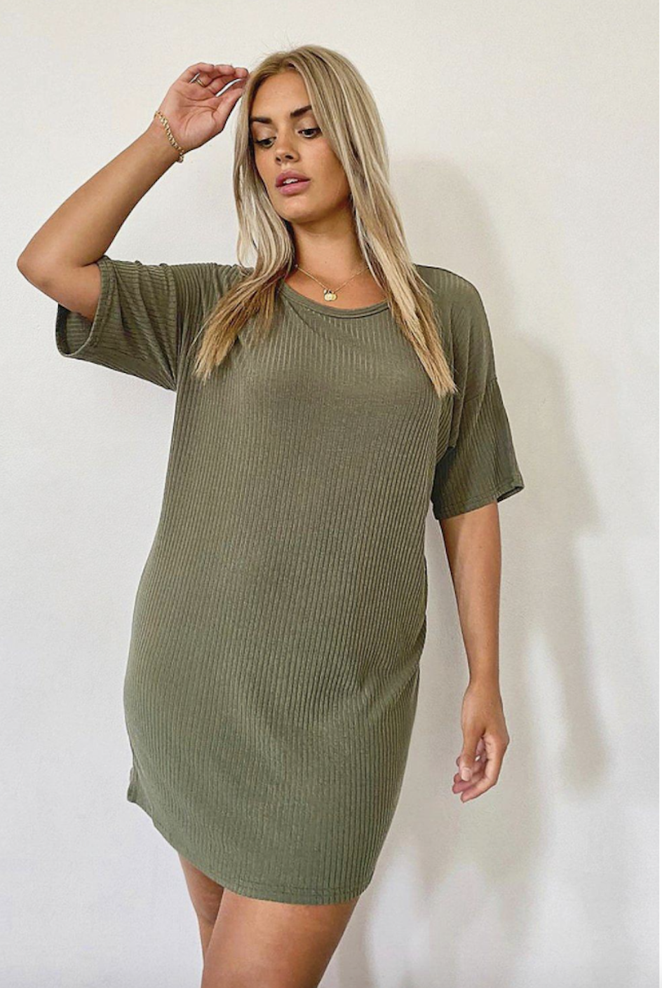 Model in the short sleeved midi green T-shirt dress