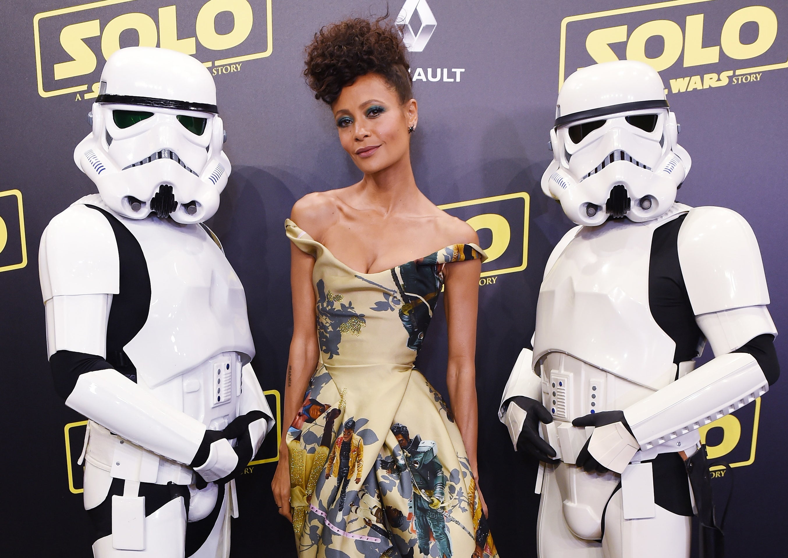 Thandiwe stands next to two Stormtroopers at the film&#x27;s premiere