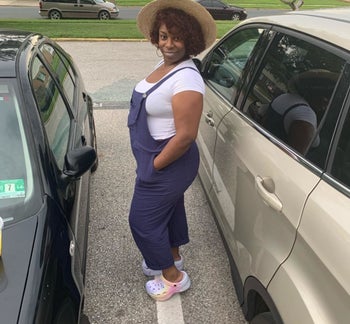 Side view of reviewer wearing blue version
