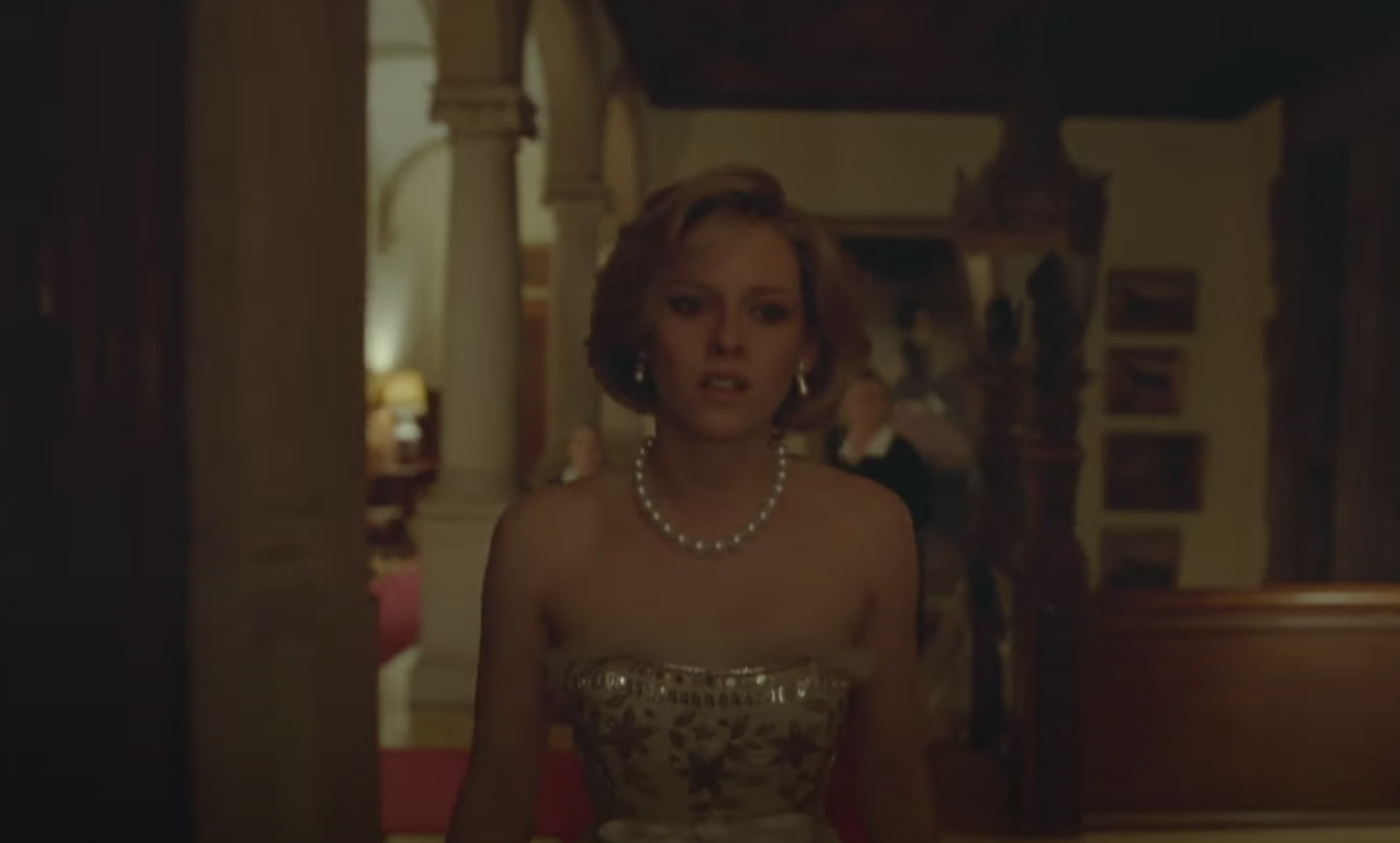 Kristen as Princess Diana, wearing pearls