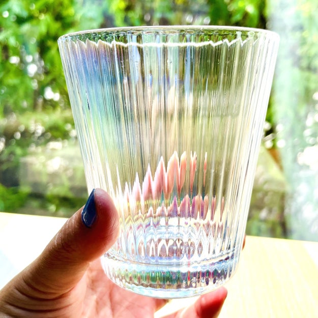 影まで美しいなんて ニトリの オーロラグラス 水を入れるだけでオシャレなんです