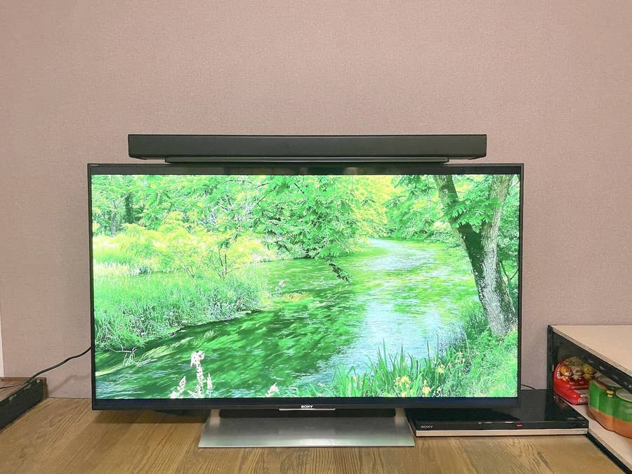 Ankerのサウンドバー「Anker Soundcore Infini」を薄型テレビに装着 