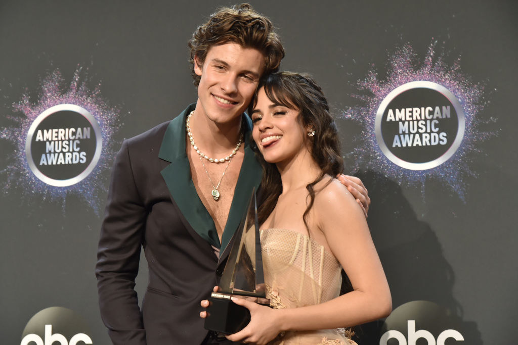 Shawn and Camila smiling and standing together at the American Music Awards red carpet