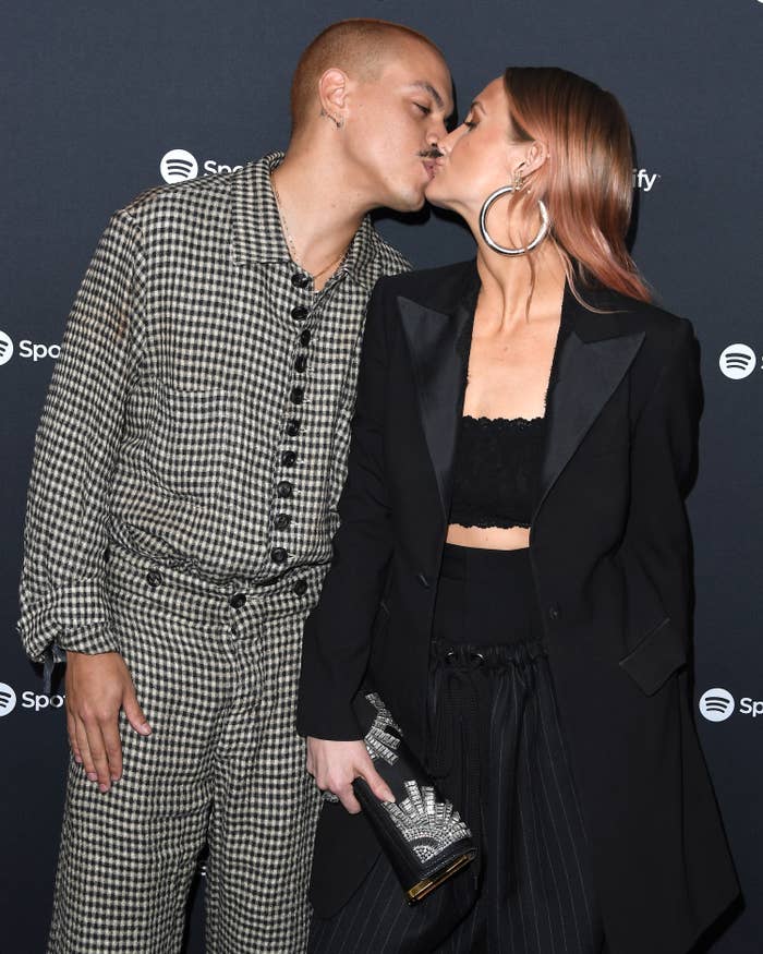 Evan and Ashlee kissing on a red carpet