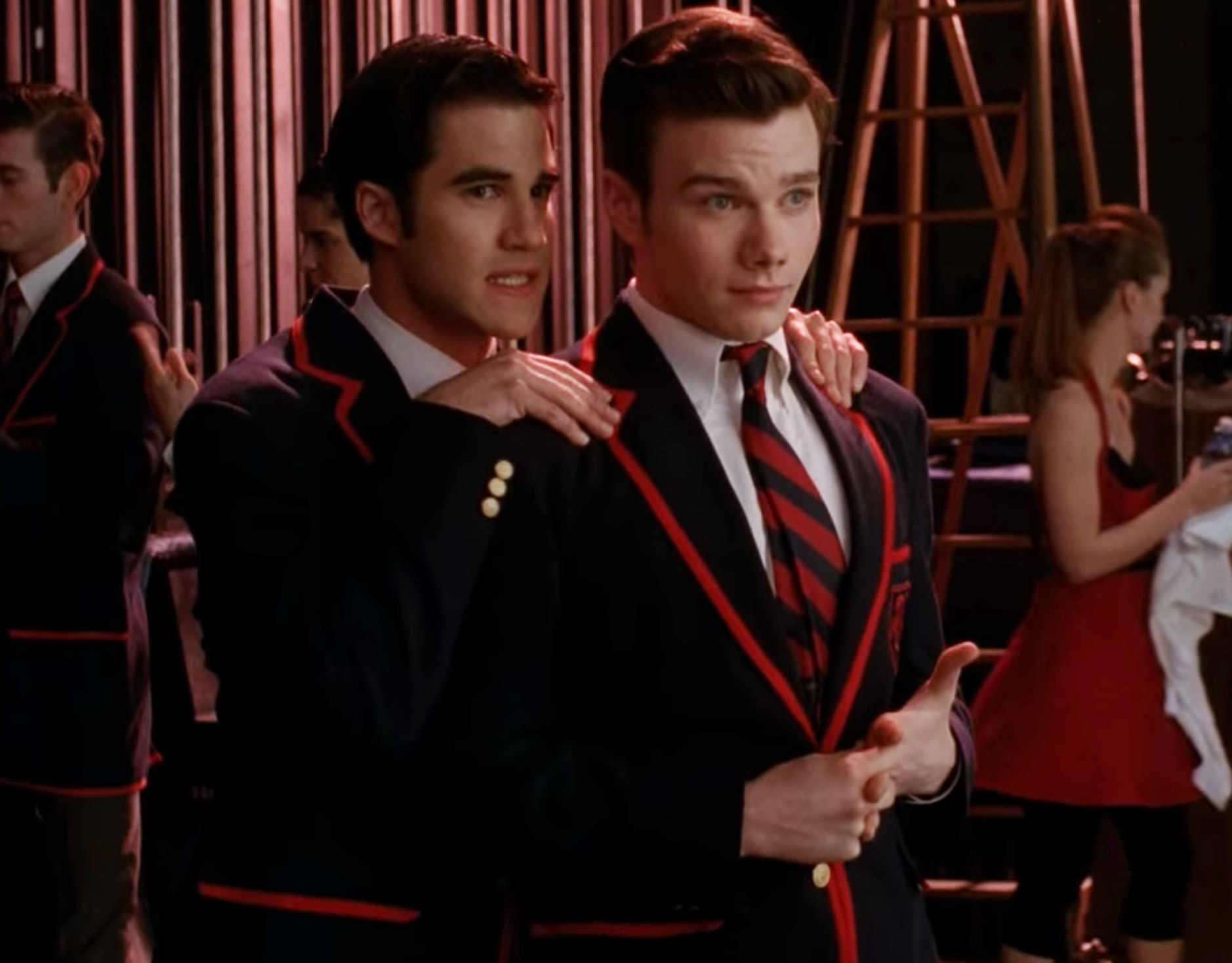 Blaine puts his hands on Kurt&#x27;s shoulders before their performance