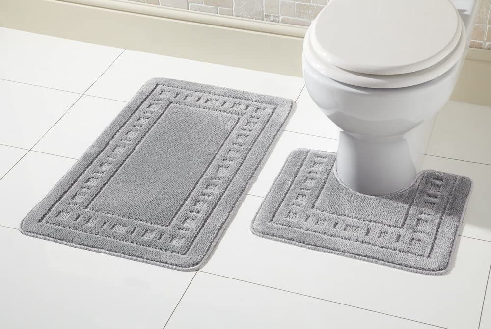 bath mat and pedestal in bathroom