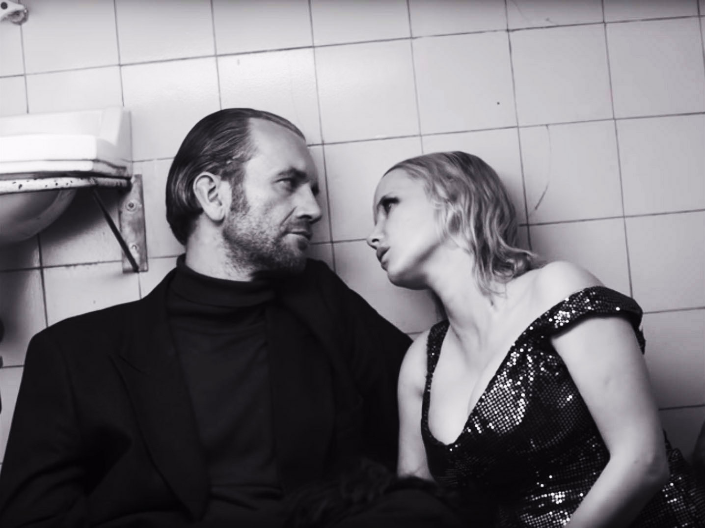 Tomasz Kot and Joanna Kulig lean against each other on the floor of a bathroom