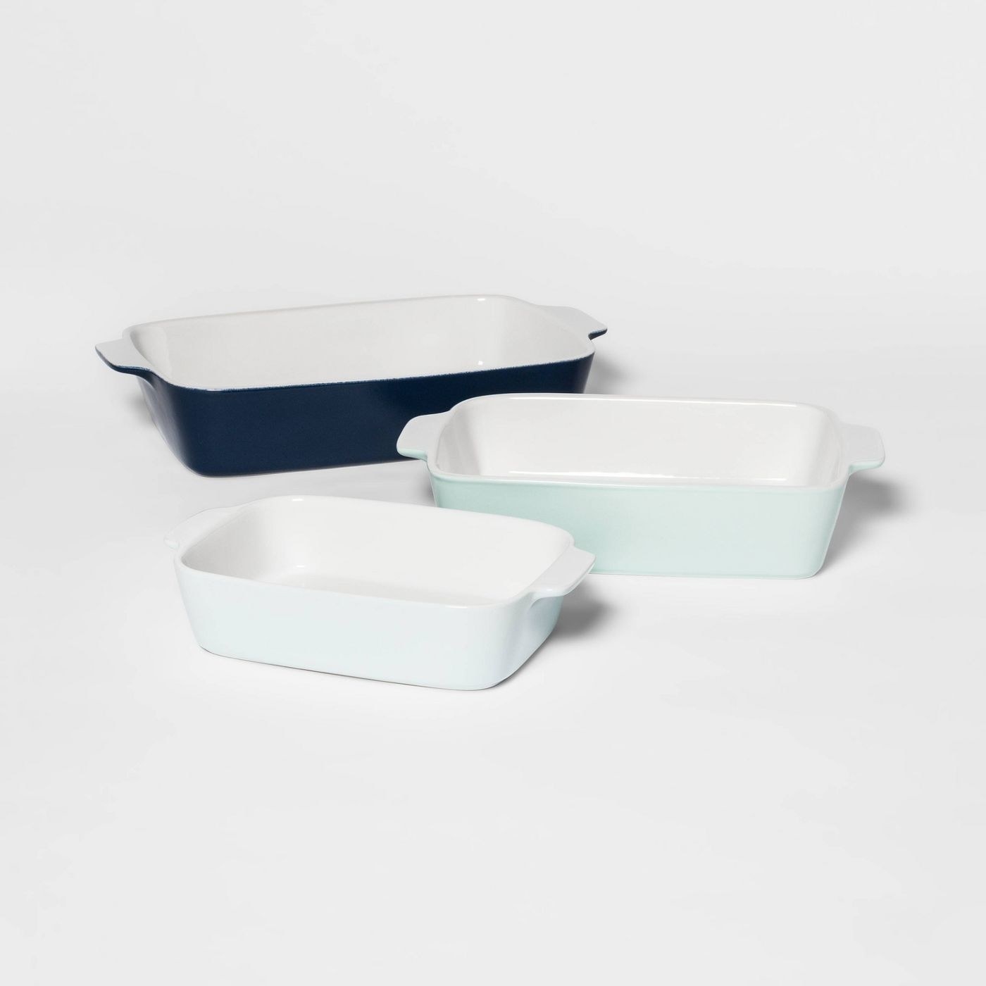 the bakeware set in different shades of blue