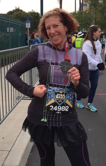 Reviewer wears same thermal leggings while running a marathon outside in colder weather