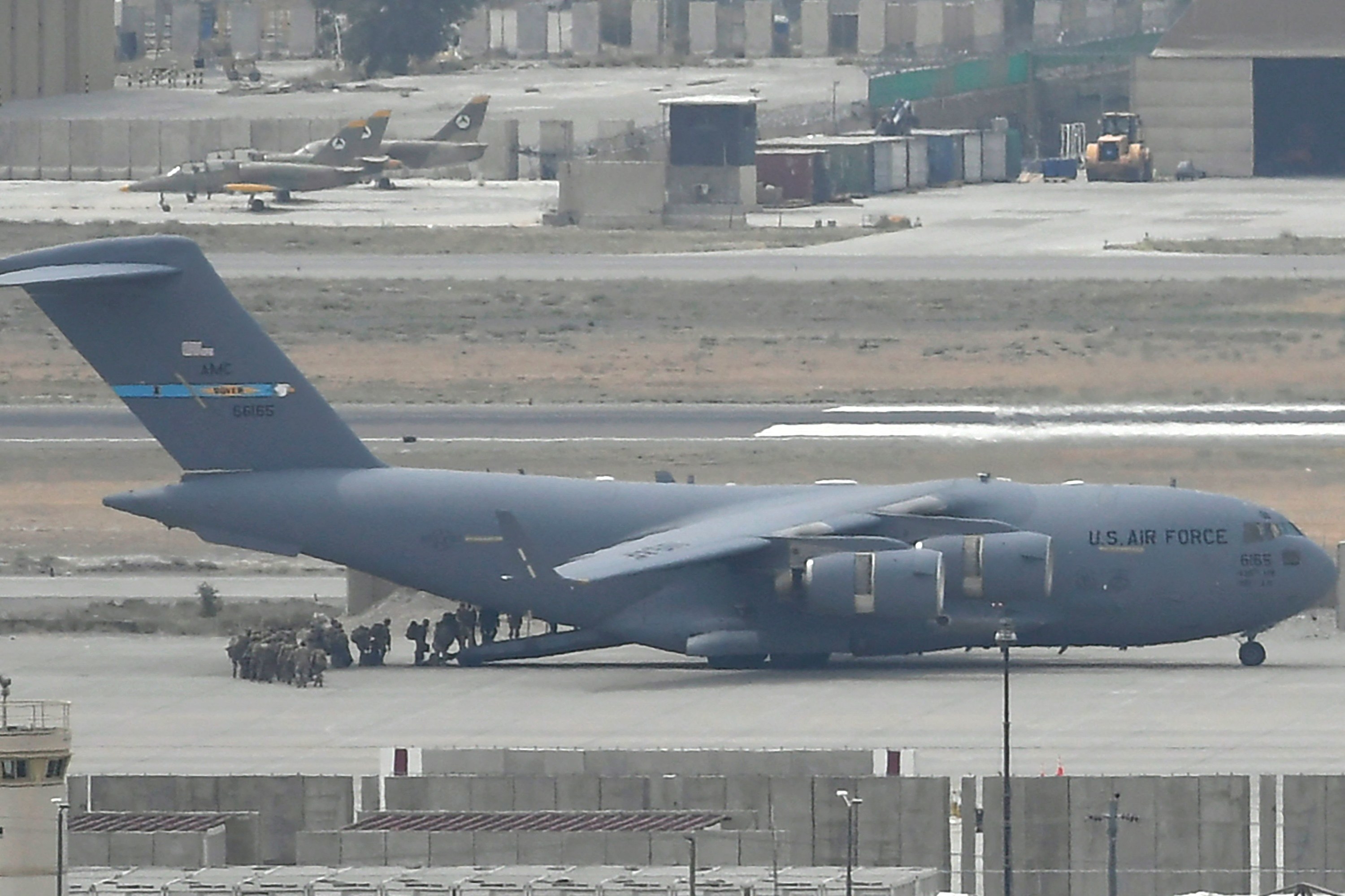 American soldiers board an aircraft in Kabul