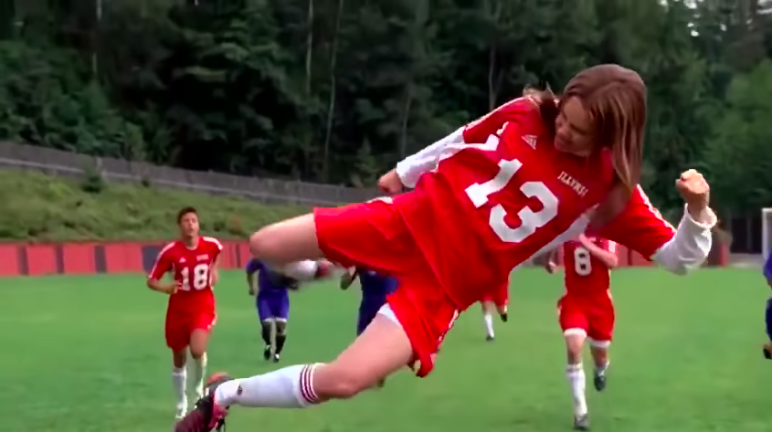 Amanda Bynes playing a soccer game with her hair down in &quot;She&#x27;s the Man&quot;