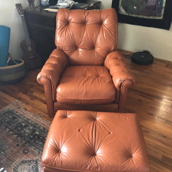 Same reviewer showing the same chair after using the polish to restore a vibrant brown color