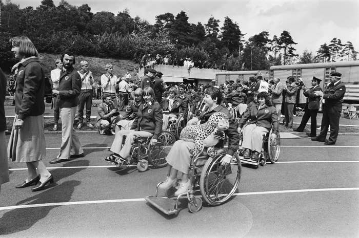 personas en silla de ruedas desfilando