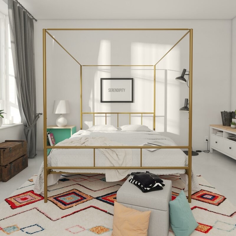 A bedrooom featuring the frame in gold