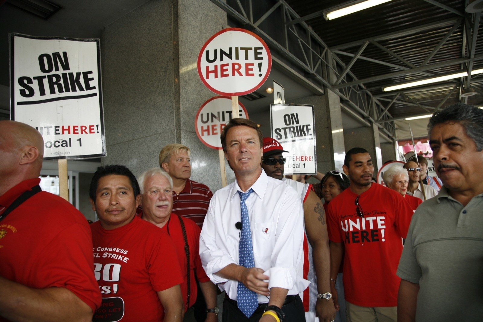 John Edwards visits Chicago to join striking Congress Plaza Hotel workers on the picket line.