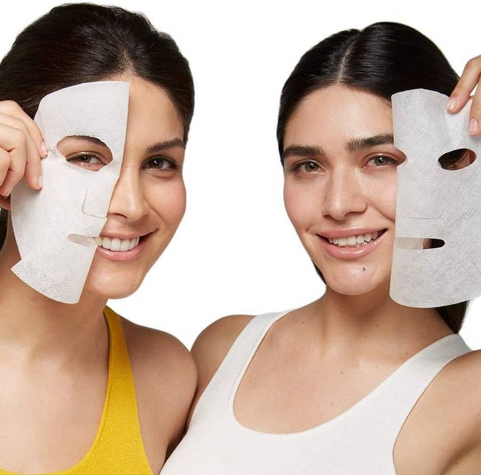 Mujeres usando mascarillas faciales