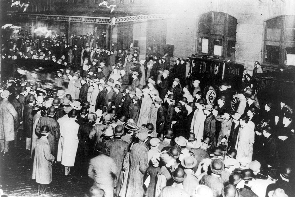 Thousands of people waiting in the street to greet Titanic survivors