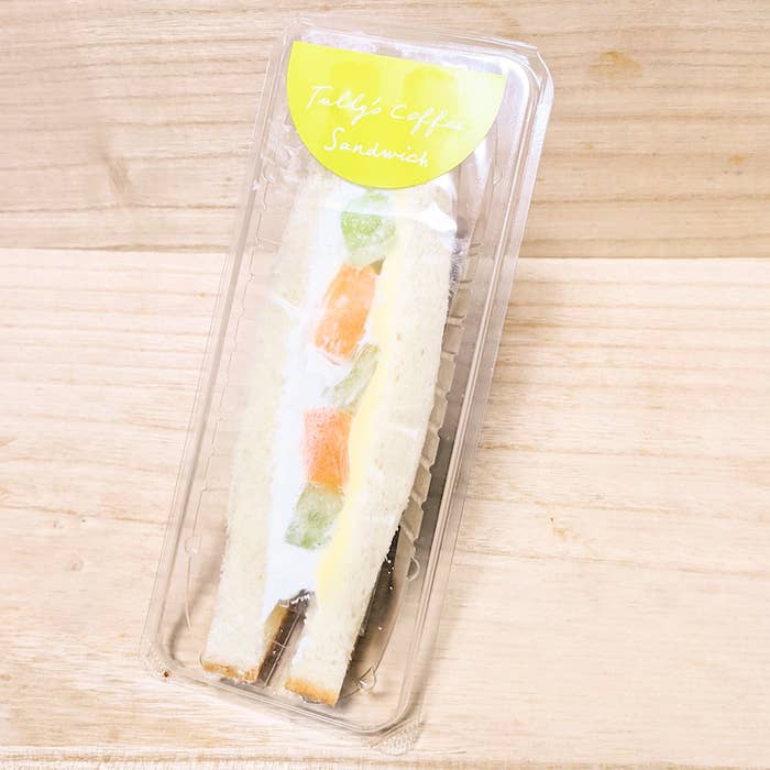 果肉がごろっごろ タリーズの フルーツサンド クリームたっぷり多幸感すごい