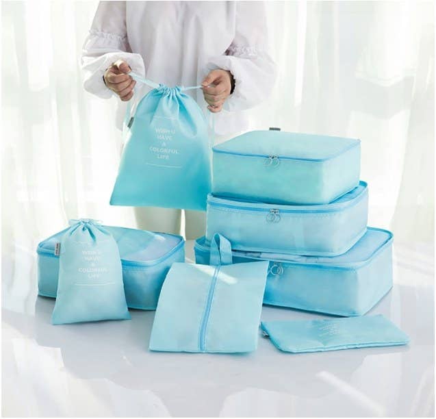 Foto de persona utilizando organizadores en color azul para viaje