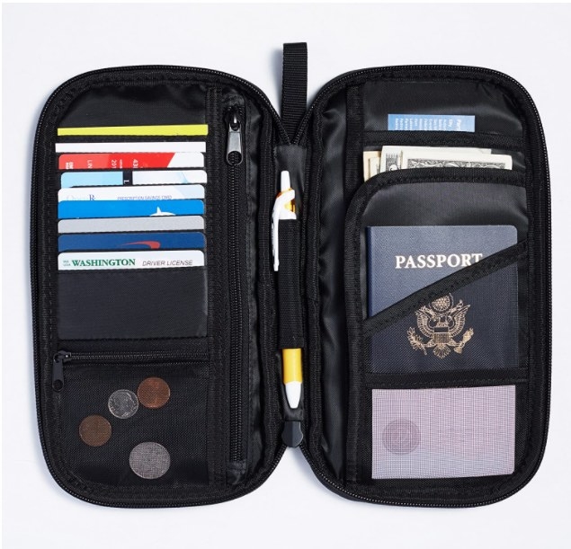 Foto de bolsa con cierre para guardar pasaporte, tarjetas, dinero y plumas