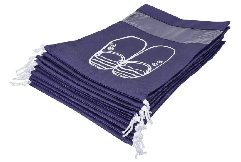 Foto de bolsas azules con cordones blancos para guardar zapatos