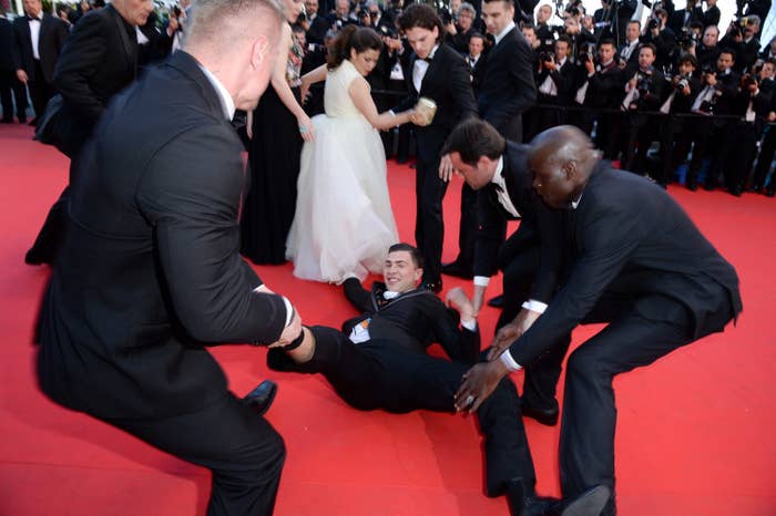8 Momen Memalukan Artis Barat di Red Carpet, Zac Efron Bawa Kondom