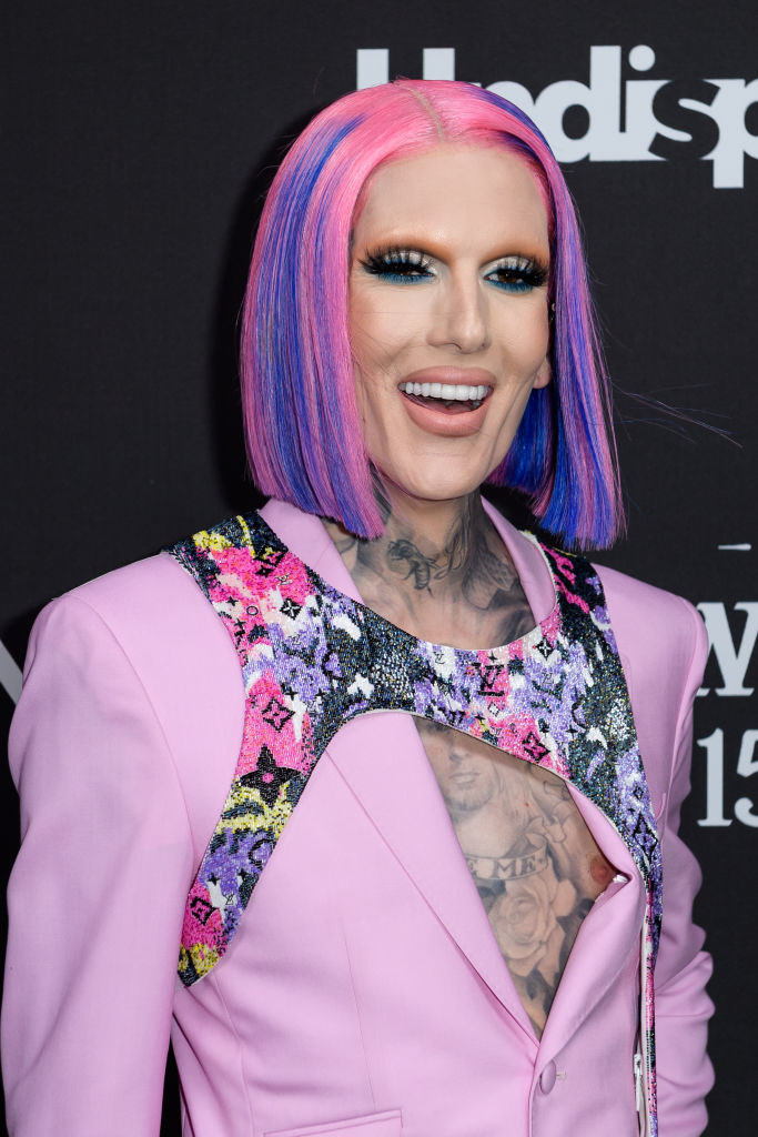 Jeffree Star on the red carpet in a pink jacket and pink-and-blue bob haircut