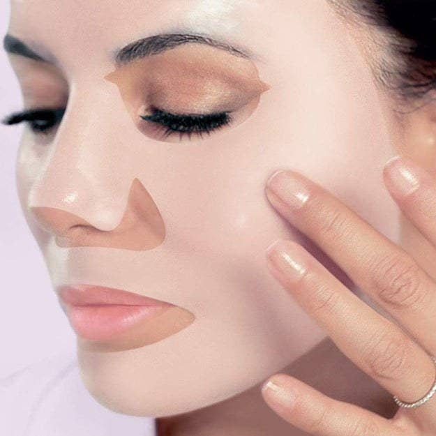 mujer con mascarilla facial