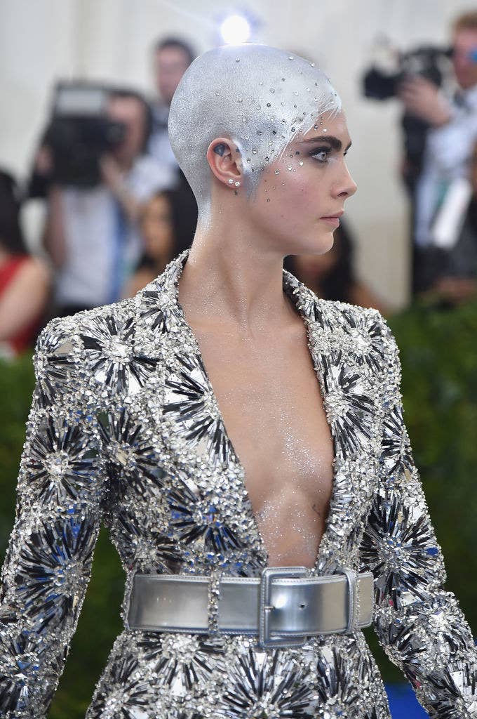 she painted her head silver for the 2017 Met Gala