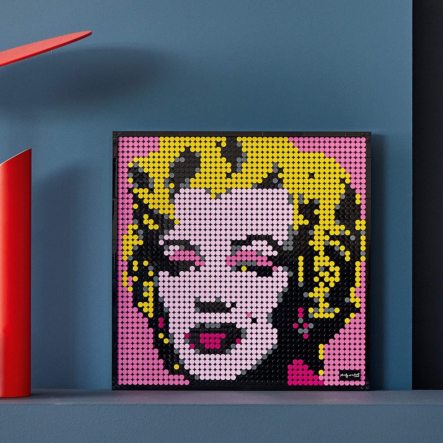 cuadro con imagen de la cara de Marilyn Monroe formada de figuras Lego