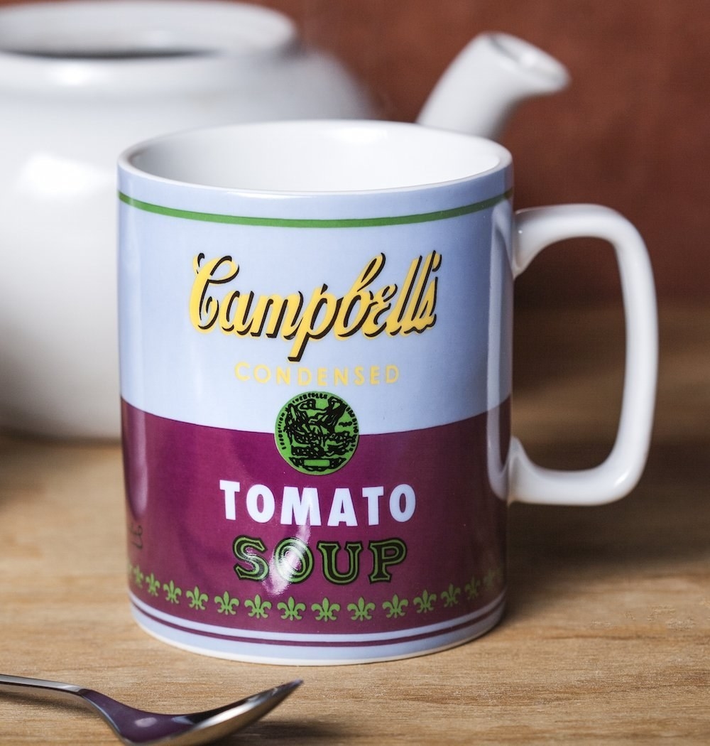 taza con el famoso diseño de lata de sopa de tomate de Andy Warhol