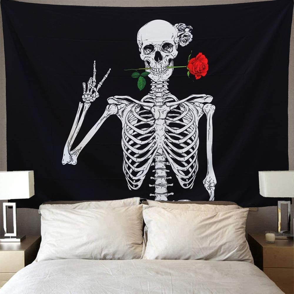 tapiz de fondo negro con imagen de esqueleto sosteniendo una flor roja con la boca