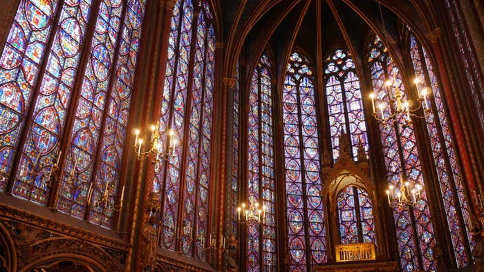圣小教堂的彩色玻璃。