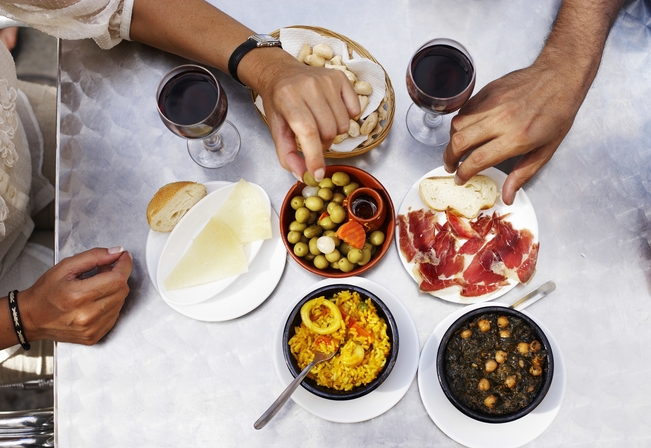 在西班牙人吃餐前小吃。