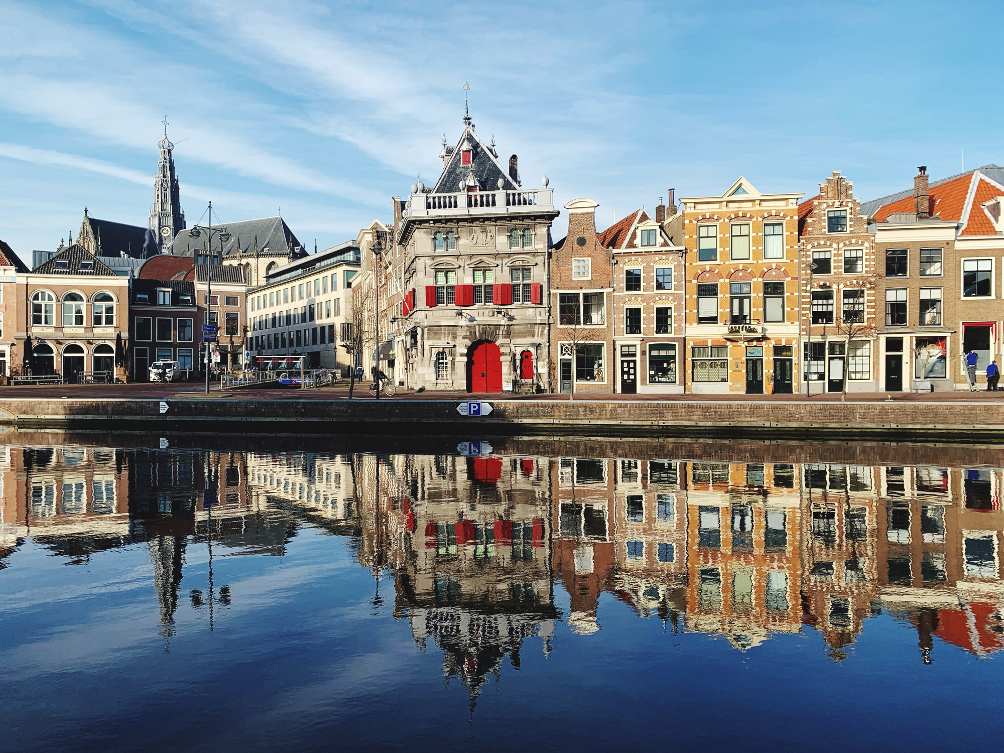 建筑沿运河在哈勒姆,荷兰