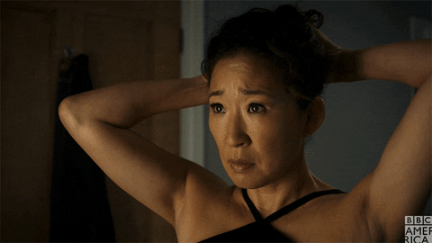 Sandra Oh taking her hair out of a pony tail