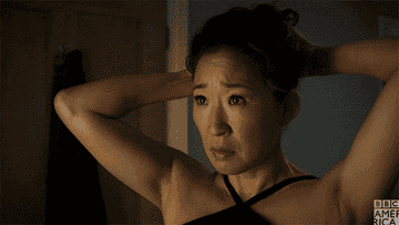Sandra Oh taking her hair out of a pony tail
