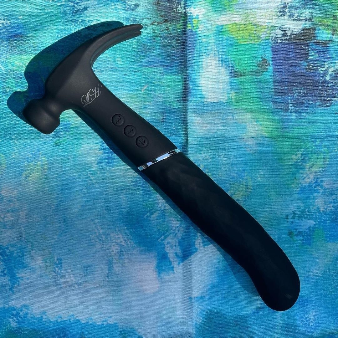 Black hammer-shaped vibrator