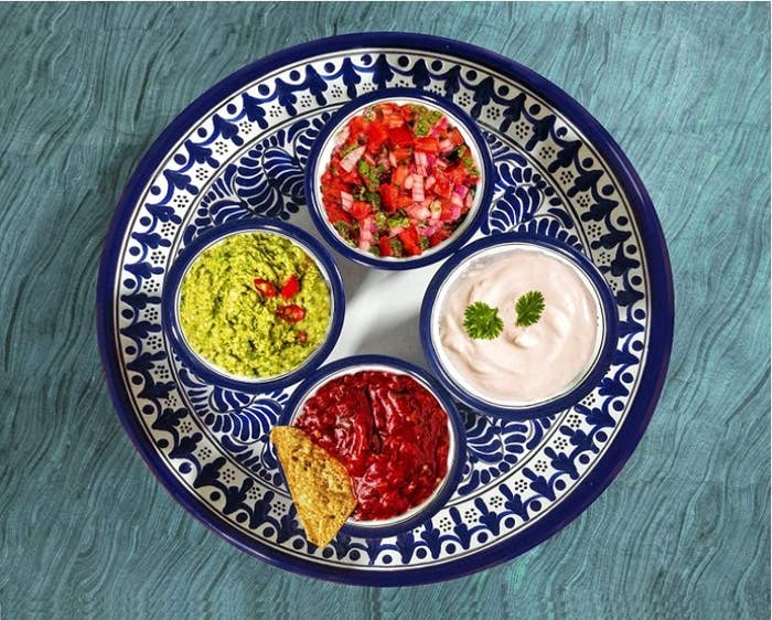 Foto de plato con diseño tradicional y cuatro cuencos para salsa