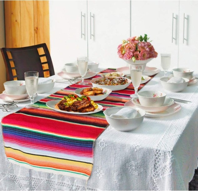 Foto de mantel para adornar el medio de la mesa con diseño colorido