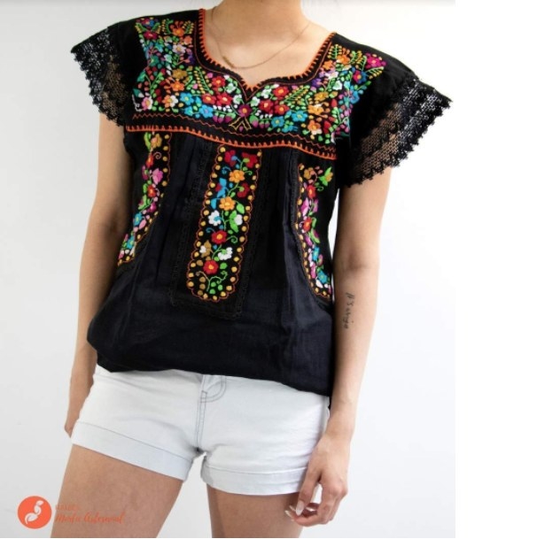 Foto de persona utilizandl una blusa con diseño colorido tradicional