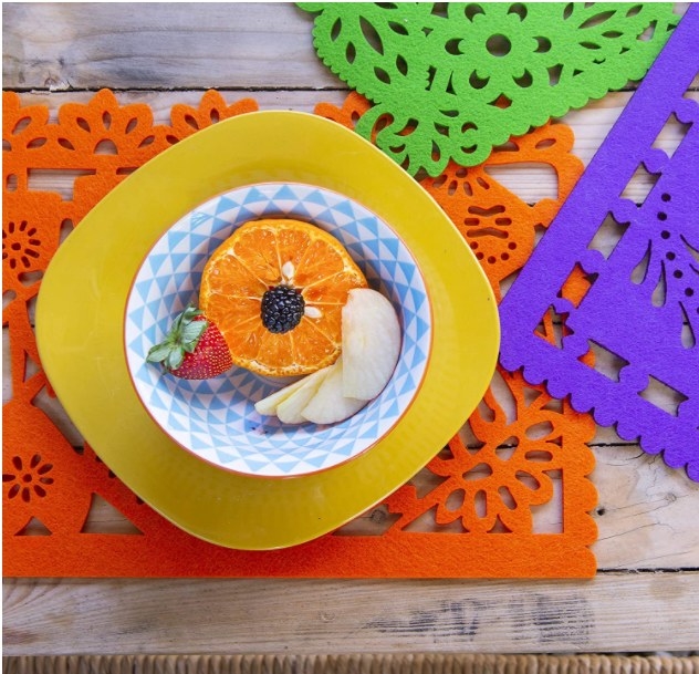 Foto de manteles para mesa con diseño de papel picado