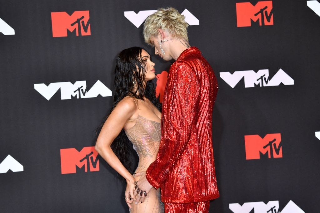 Megan Fox (L) and US singer Machine Gun Kelly arrive for the 2021 MTV Video Music Awards