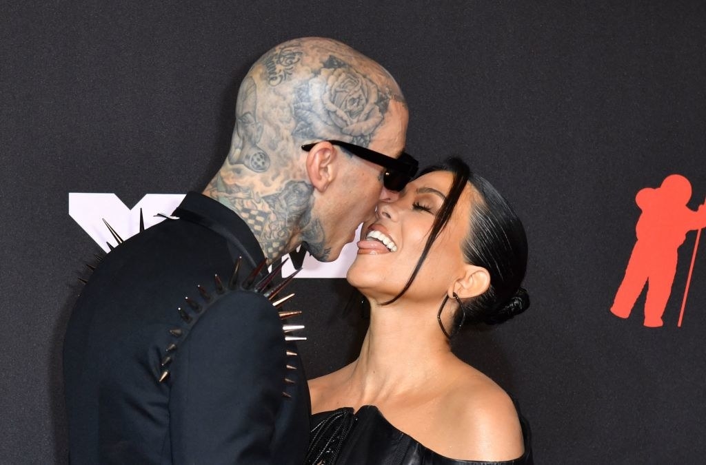 Travis Barker (L) and US personality Kourtney Kardashian arrive for the 2021 MTV Video Music Awards