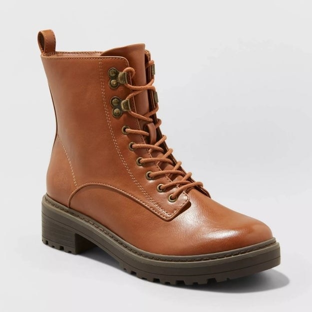Camel colored shoe, matching shoe strings, and gold accents, brown sole