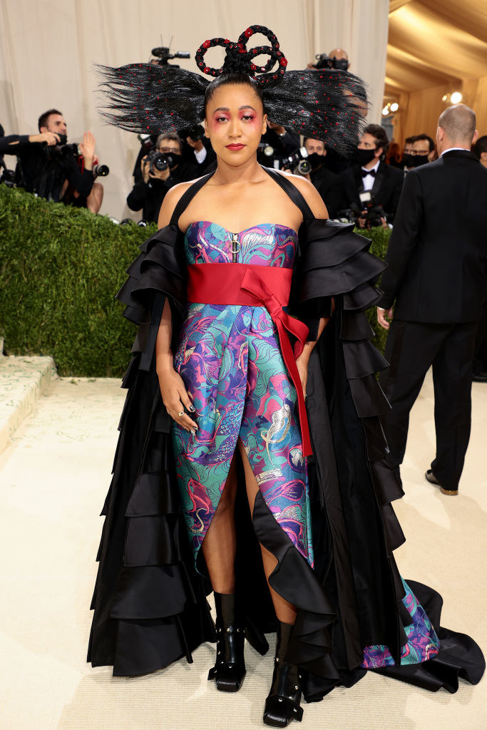 Co-chair Naomi Osaka attends The 2021 Met Gala in a printed dress with a structured bodice and matching cape